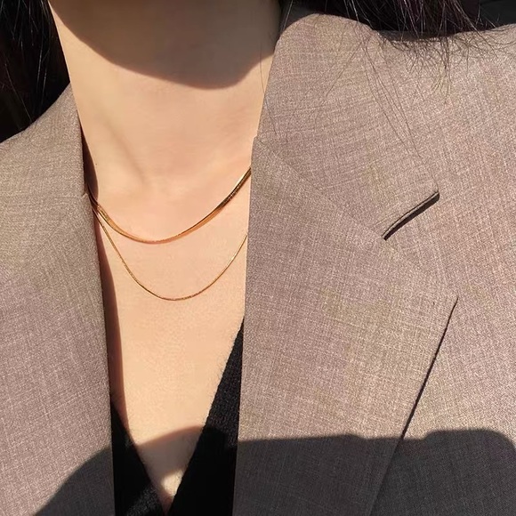 One-Piece Gold Necklace - Picture 2 of 12